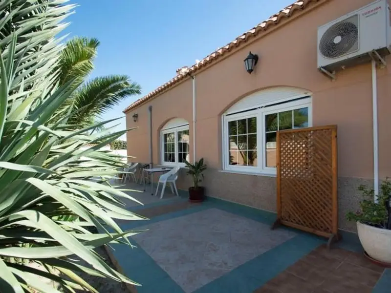Chalet en Retamar con Piscina y Huerto 5 Dormitorios