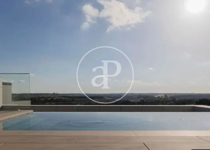 Ático de Lujo en La Finca: Piscina Privada, Domótica y Vistas al Golf