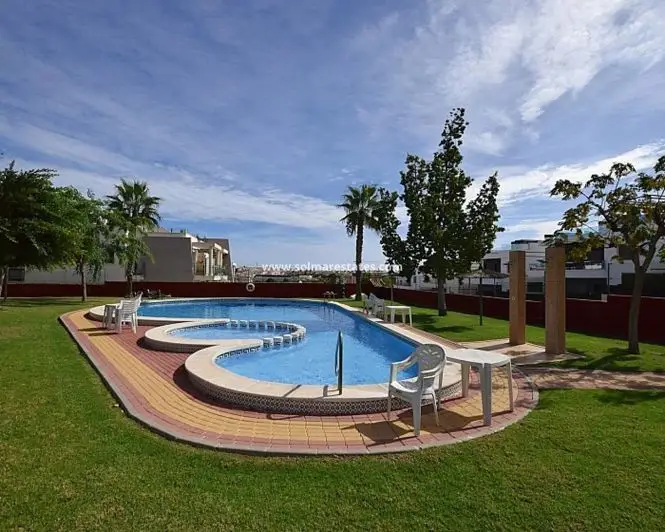Bungalow en Los Altos 2 Dormitorios 2 Baños Jardin Barbacoa Piscina