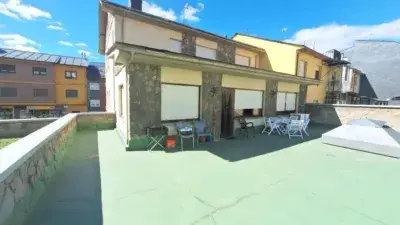 Casa Multifuncional en Villablino con Locales Comerciales y Jardin