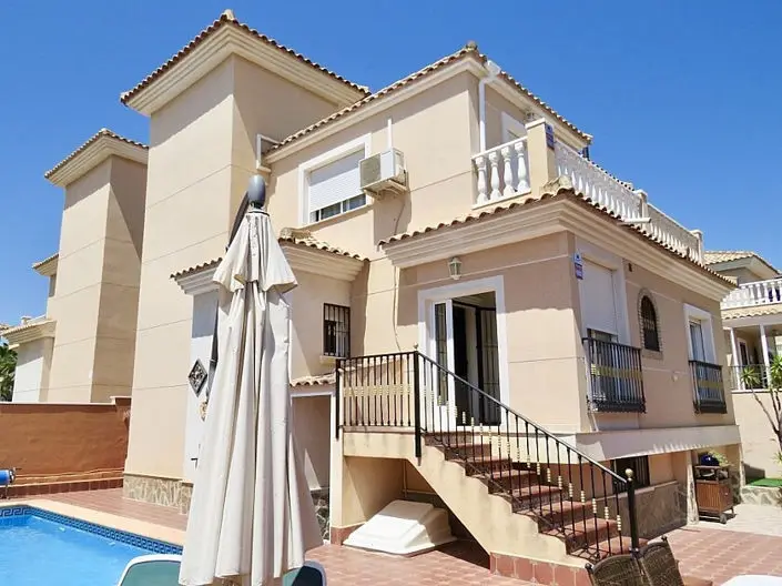 Villa 3 Dormitorios Los Altos Piscina Privada