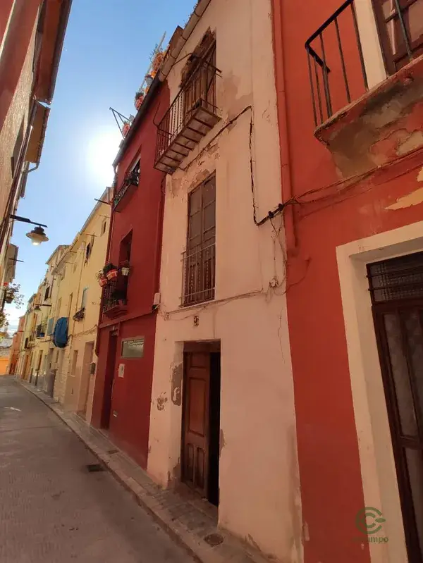 Casa adosada a reformar en Valencia casco antiguo