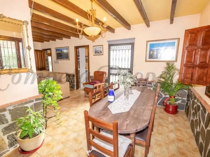 Casa de Campo en Torrox: 2 Dormitorios, Vistas al Mar y Tranquilidad