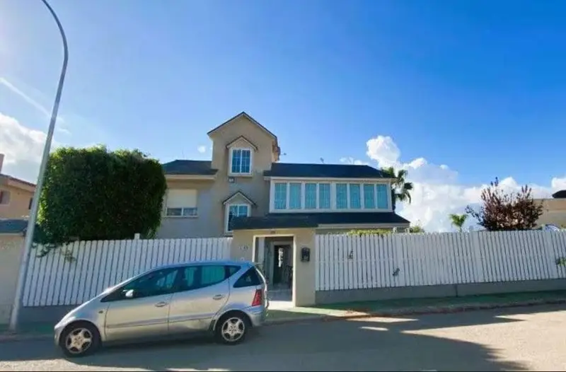 Chalet en Venta Campoamor 6 Dormitorios Piscina Privada