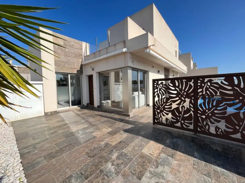 Chalet 3 dormitorios Orihuela con piscina climatizada y domótica