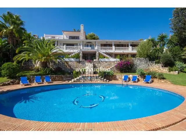 Chalet en Venta en Mijas Costa con Piscina y Apartamento