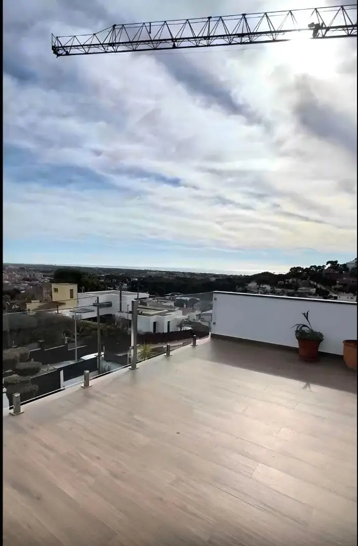 Chalet en Castelldefels con Vistas al Mar y Piscina Privada