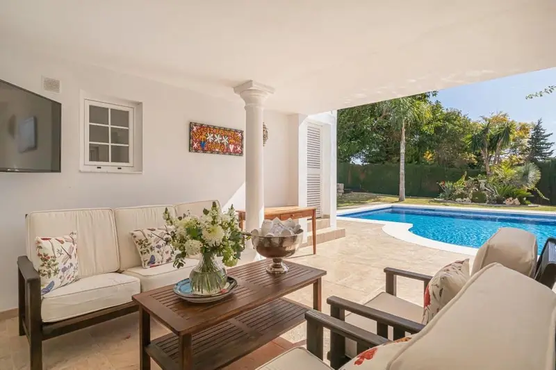 Chalet de Lujo en El Paraiso Estepona con Vistas Panoramicas