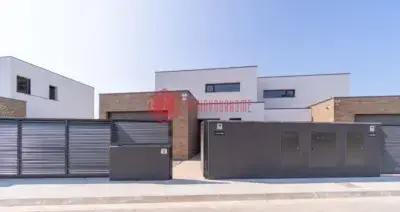 Chalet Adosado en Sant Pere Pescador Obra Nueva