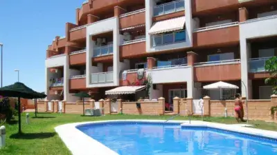 Apartamento en Roquetas de Mar con Piscina y Zonas Verdes