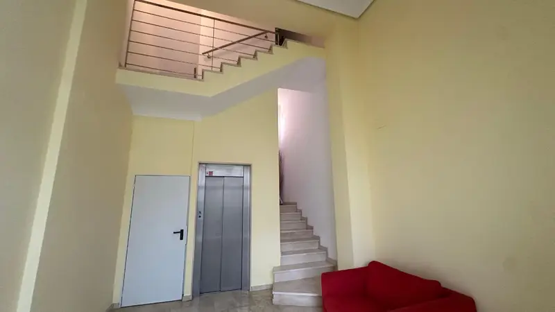 Casa Independiente 680m2 con Piscina y Bajo Comercial en Valencia