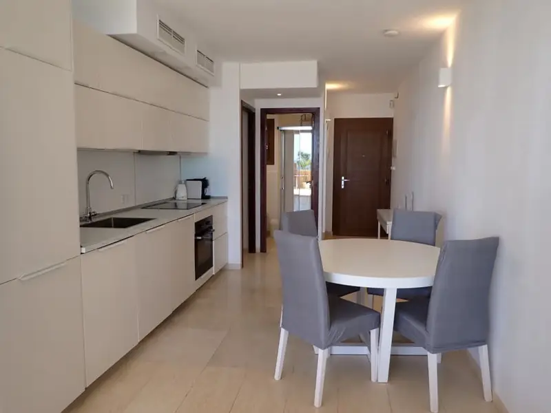 Apartamento en Ibiza con Vistas al Mar y Acceso Directo a la Playa