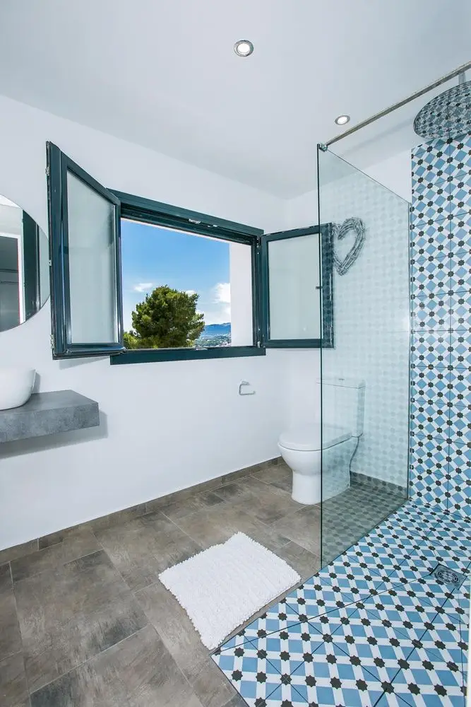 Villa Moderna en Moraira con Piscina - Alquiler a Largo Plazo
