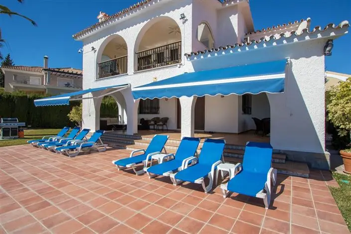 Villa 5 Dormitorios En Venta Atalaya Alta Estepona Marbella