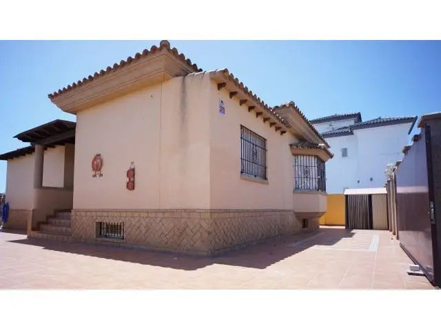 Chalet en Chipiona con Piscina Privada y Jardín - Cerca de la Playa
