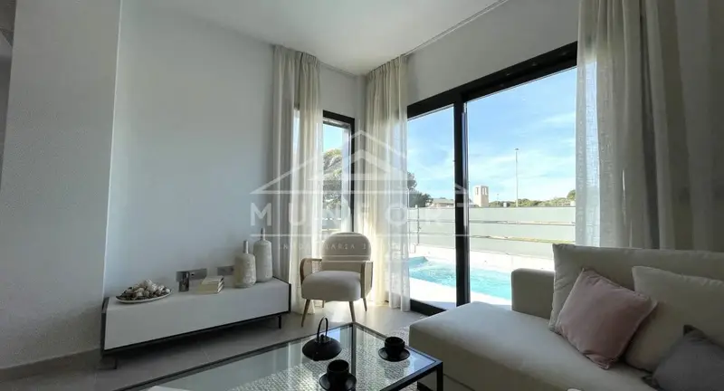 Chalet en Santiago de la Ribera con Piscina Privada