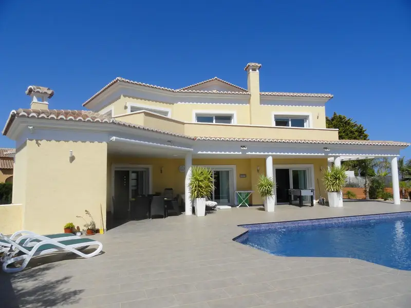 Villa en Gargasindi Calpe con Piscina 3 Dormitorios