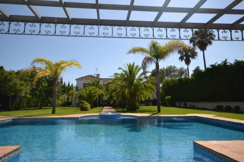 Casa-Villa de 6 Dormitorios alquiler Guadalmina, España