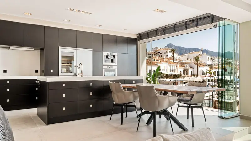 Apartamento de Lujo en Puerto Banús con Vistas Panorámicas