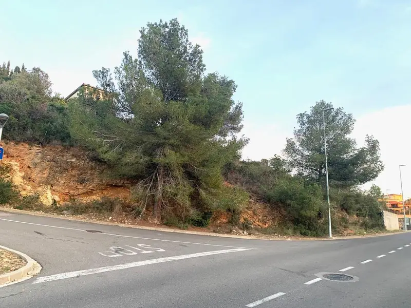 Solar en Segur de Calafell con Vistas al Mar y la Montaña