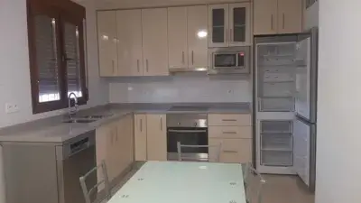 Dúplex en alquiler en Urbanización Cortijo de Hilario, 23