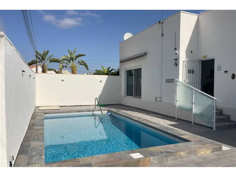 Villa en Torrevieja con Piscina Privada y Casa de Invitados