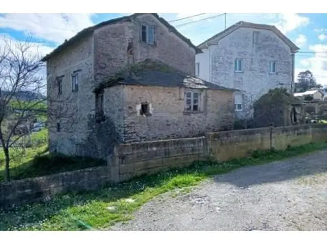 Casa Independiente para Reformar en Navia con Vistas a la Montaña