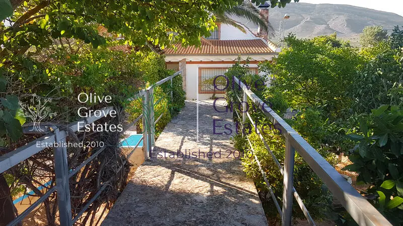 Villa en Venta Caudete 4 Dormitorios Piscina Jardin