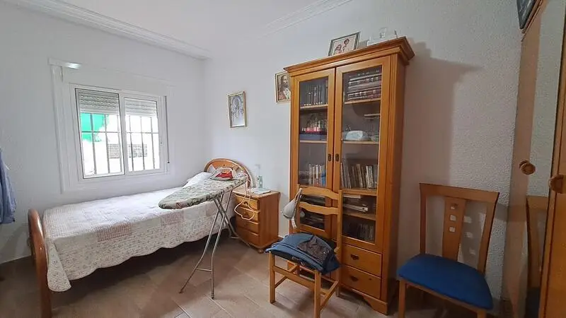 Casa Adosada Renovada con Local Comercial en Benijófar