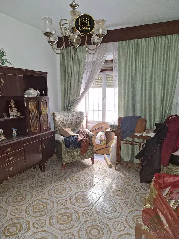 Casa Amplia para Reformar con Gran Potencial en Jaen