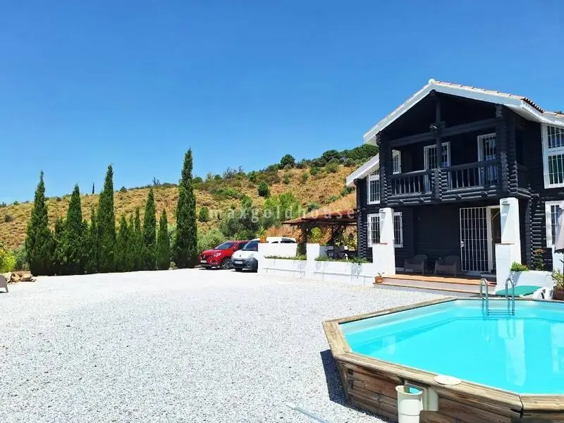 Villa en Venta en Competa Malaga con Piscina y Vistas