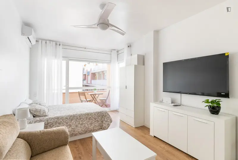 Un estudio, con balcón