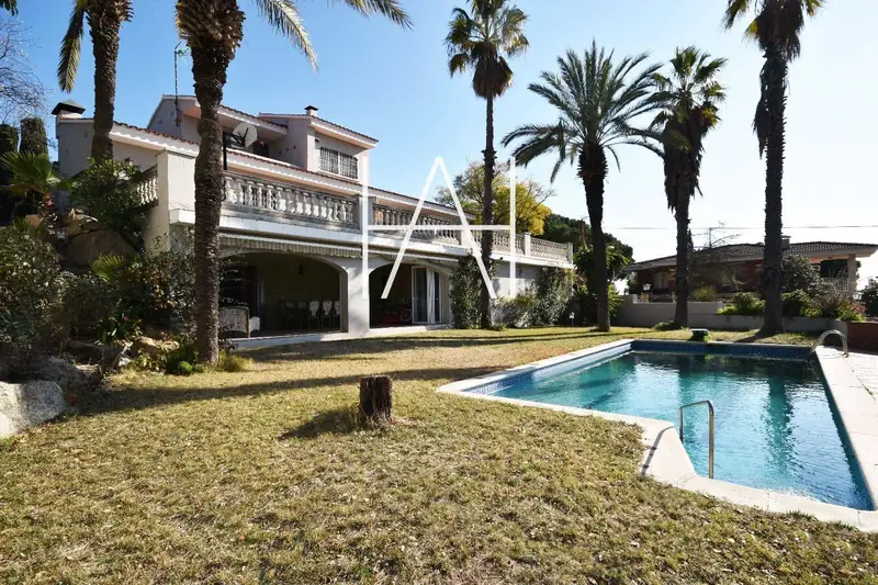 Chalet en venta Sant Pol de Mar con piscina y vistas al mar