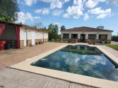 Gran Chalet en Pilas con Piscina y Barbacoa