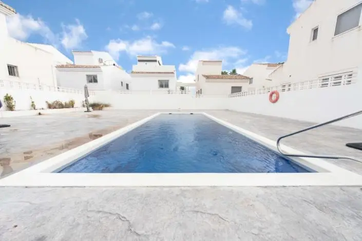 Villa 3 Dormitorios La Marina Piscina Comunitaria Jardin