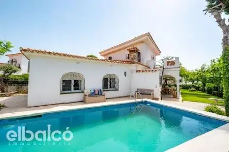 Chalet de Lujo en Costa Daurada con Piscina Privada y Vistas al Mar