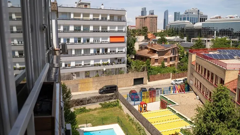 Ático de Lujo en Madrid Reformado con Piscina y Jardín