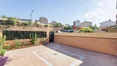 Casa Adosada en Iznalloz con Garaje y Terraza
