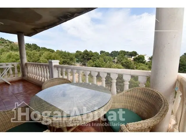 Chalet Seminuevo con Garaje Piscina y Amplia Parcela