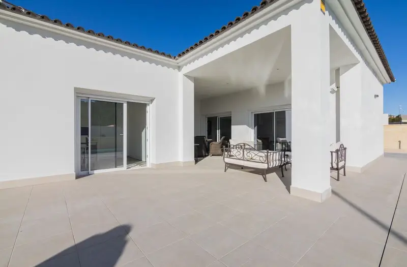 Villa Moderna en Pinoso con Piscina y Placas Solares