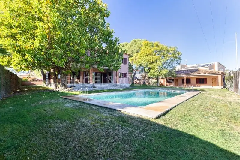 Chalet de Lujo en Venta en La Pobla de Vallbona Valencia