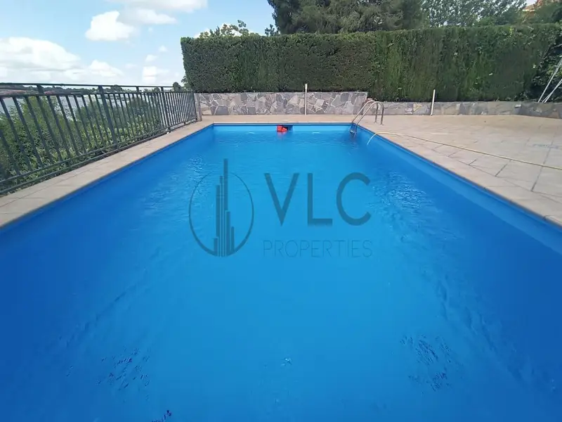 Chalet en Venta Montserrat Valencia Amplia Parcela Piscina Barbacoa