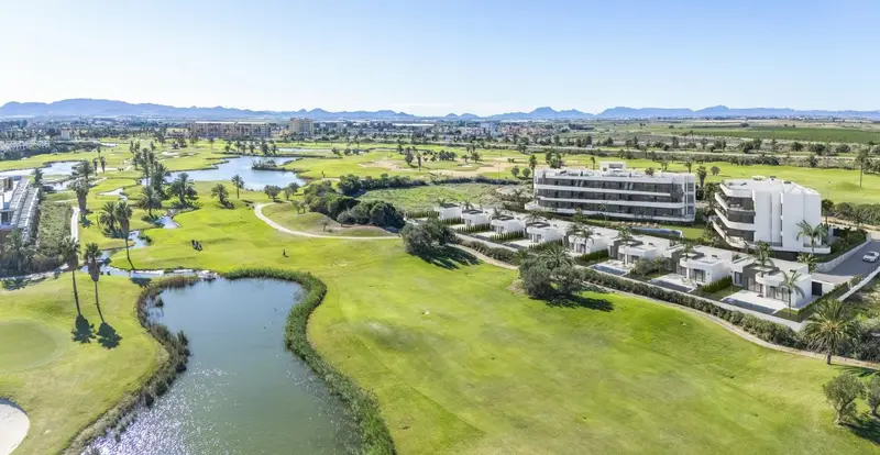 Apartamentos y Chalets en Los Alcázares Primera Linea de Golf