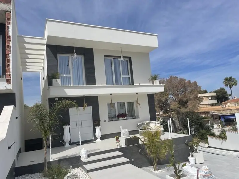 Villa de Lujo en Los Balcones 4 Dormitorios 4 Baños