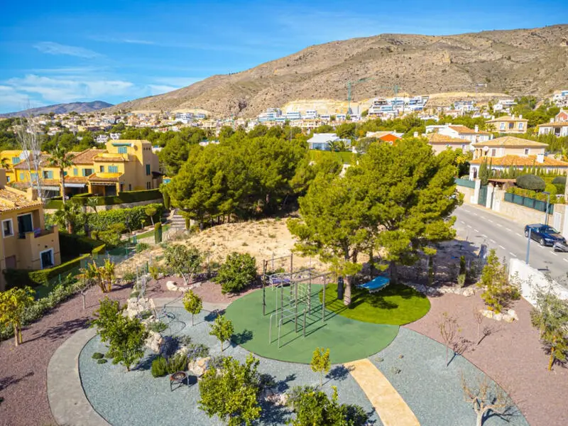 Parcela en Finestrat Sierra Cortina 700m2 Jardin y Zona Infantil