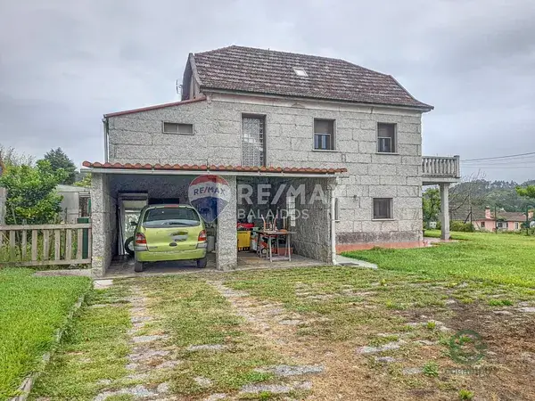 Casa de Piedra Reformada en Ponteareas con Jardin y Placas Solares