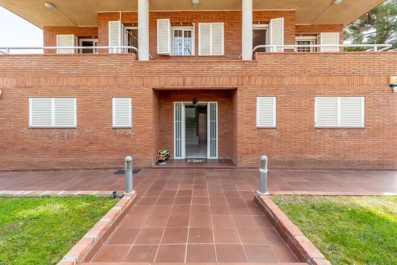 Casa Unifamiliar en Sant Just Desvern con Piscina y Vistas Panorámicas