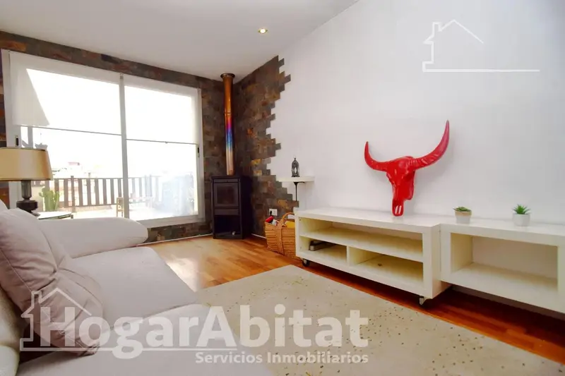 Ático Reformado en Paterna con Terraza y Trastero