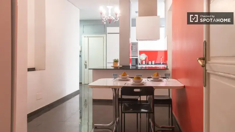 ¡Se alquila habitación en piso de 9 habitaciones!