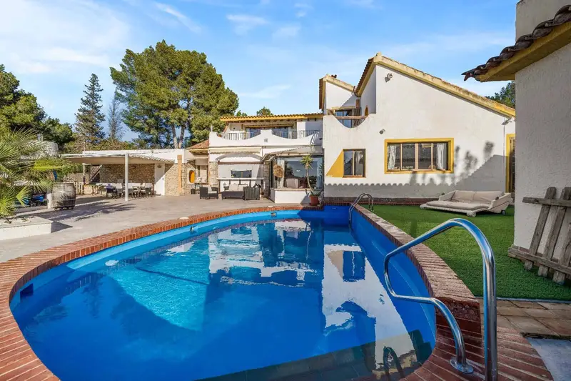 Villa en Costa de la Calma Mallorca 571m2 con Piscina y 3 Apartamentos